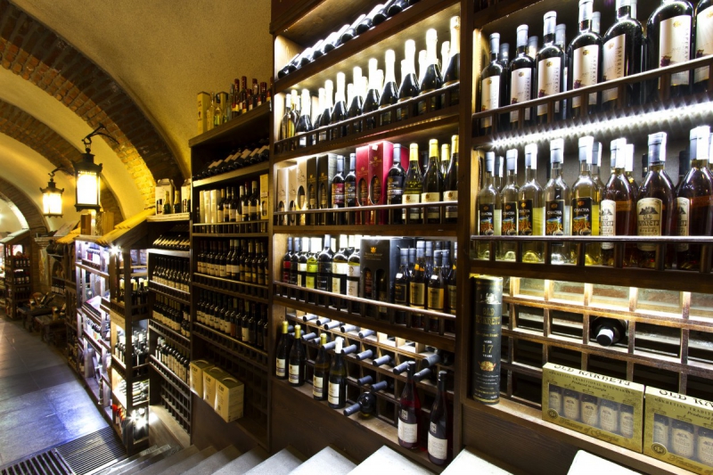 boutique-GREOLIERES-min_world_street_travel_shop_canon_georgia_wine_bottles-429767